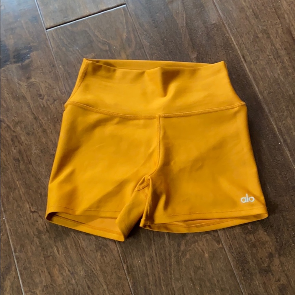 Alo yoga aura shorts in bronze